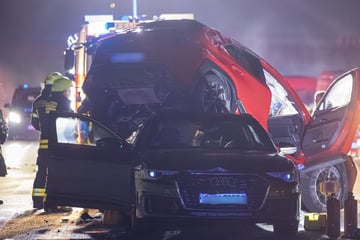 Unfall A3: Spektakulärer Crash auf der A3: Auto hebt ab und landet auf anderem Wagen