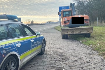 Mann verfährt sich mit Bagger - und landet auf einer Autobahn