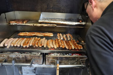 Mit Plastikschwert bedroht: Jugendliche berauben Bratwurstverkäufer