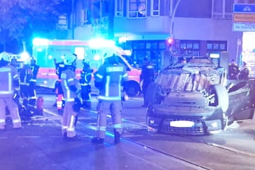 Auto überschlägt sich nach Kreuzungscrash in Mitte: 80-Jährige in Klinik