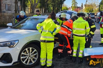 Zwei Verletzte nach heftigem Zusammenstoß: Frau in Auto eingeklemmt