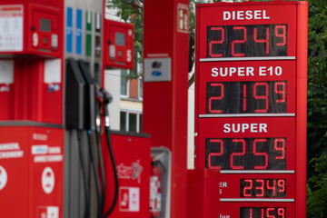 Iran verhandelt derzeit nicht mit USA: Warum fallen die Spritpreise trotzdem?