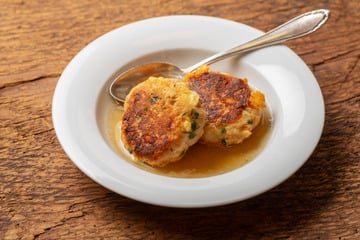Traditionelle Kaspressknödel: Schnelles Rezept mit Brötchen vom Vortag