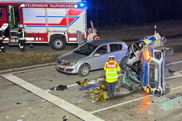 Streifenwagen fliegt gegen Ampelmast: 23-jähriger Polizist bei Unfall schwer verletzt