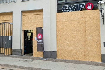 Leipzig: Schaufenster verrammelt: Leipziger Geschäfte rüsten sich vor "Gen Z regelt"-Demos