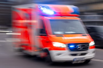 Heftiger Unfall auf Bundesstraße: Linienbus und Auto kollidieren, drei Menschen verletzt