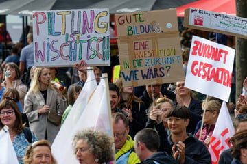 Für drastische Wende in Bildungspolitik: Tausende Menschen demonstrieren in Köln
