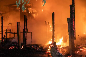 Großbrand im Erzgebirge: Mehrere Gartenhütten stehen in Flammen