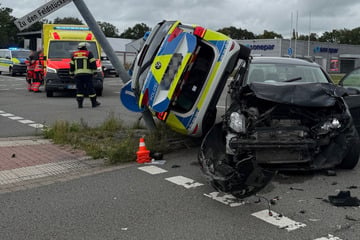Schräg in der Luft: Polizeiauto und VW krachen ineinander