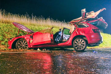 Unfall A8: Kontrolle im Regen verloren: Zwei Schwerverletzte nach Doppel-Crash auf der A8