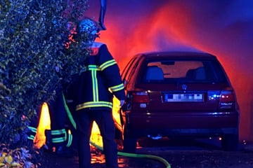 Hamburg: Carportbrand in Hamburg: Flammen drohen auf Haus und Auto überzugreifen