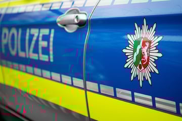 Kleinwagen kracht auf Landstraße in Gegenverkehr: Fahrer stirbt im Krankenhaus