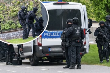 SEK-Einsatz in Zittau! Schwer bewaffnete Beamte umstellen Wohnhaus