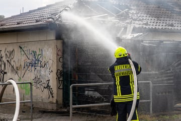 Brand in der Nachbarschaft der Feuerwehr: Polizei warnt Anwohner