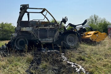 Plötzlich Flammen: Mann rettet sich aus brennendem Mähfahrzeug