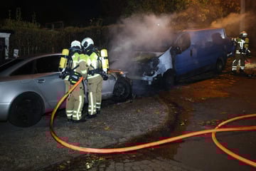 Dresden: Brand in Gruna: Feuerwehr muss Fahrzeuge löschen