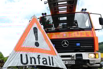 B242 fünf Stunden gesperrt: Autofahrer stirbt noch am Unfallort