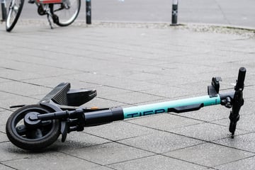 E-Roller-Fahrerin wird von Autos erfasst und mitgeschleift: Fahrer fliehen