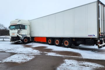 Unfall A9: Lastwagen in Leitplanken geschleudert: A9-Vollsperrung aufgehoben