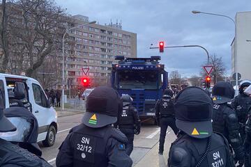 Autofahrer außer Kontrolle: Polizisten bei Großeinsatz in Riesa fast überfahren!