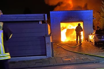 Auto in Garage brennt plötzlich lichterloh: Feuerwehr verhindert Schlimmeres