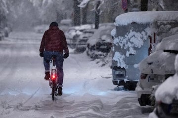München steht still, Schnee und Eis legen Bahn in Bayern lahm, Polizei appelliert: "Bitte bleiben Sie zuhause"