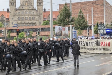Leipzig: Hunderte in Leipzig für Maja auf der Straße: Demo von Polizei-Großaufgebot wiederholt gestoppt