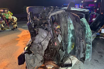Unfall A9: Transporter kracht mehrfach in Leitplanke und überschlägt sich: Drei Verletzte auf A9