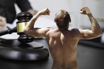 Mann läuft nackt rum - Gericht entscheidet: Er darf das!