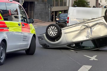 Glück im Unglück: 82-Jährige klettert nach Überschlag selbst aus ihrem VW