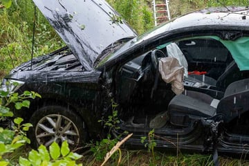 Gegen Baum gekracht: 24-Jähriger muss schwer verletzt aus Auto befreit werden