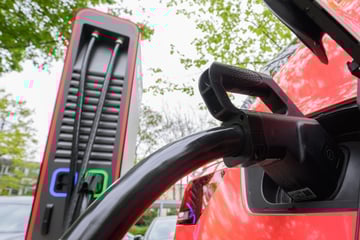 Steckt eine Bande dahinter? Drei E-Auto-Ladesäulen in einer Nacht beschädigt