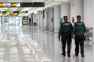 Reisende stürmen auf Landebahn am Flughafen Mallorca: Urlaubsflieger werden umgeleitet