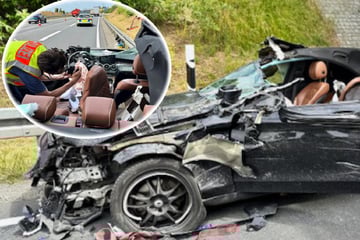 Unfall A17: Schwerer Unfall auf A17: Mercedes-Fahrer schwer verletzt, C-Klasse bloß noch ein Wrack