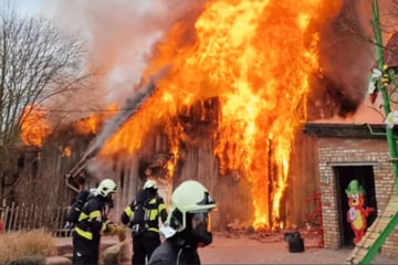 Feuer verursacht sechsstelligen Schaden in Karls Erlebnis-Dorf!