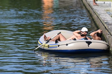 München: Schilder ignoriert: Drei Männer geraten mit Schlauchboot in gefährliche Isar-Wasserwalze