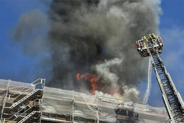 Berlin: Schwarze Rauchsäule über Berlin: Wohnhaus in Brand, Hitze stellt Feuerwehr vor Problem