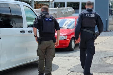 Vermummte Polizisten und Spürhunde: "Reichsbürger"-Razzia in Magdeburg