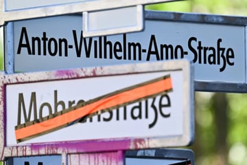 Berlin: Die Schilder hängen schon: Umbenennung der Mohrenstraße dennoch vorerst gestoppt