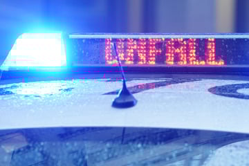 Bus, Kleintransporter und Auto kollidieren - Polizei sucht Zeugen