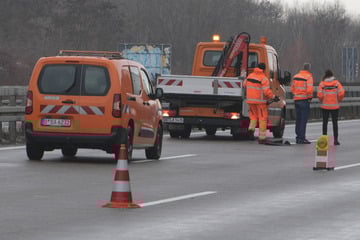 Unfall A14: Mehrere Autos beschädigt: Winterfrost lässt Beton aus der Autobahn brechen
