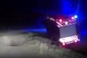 Feuerwehr-Auto kracht in Graben: Fünf Verletzte, ein Toter