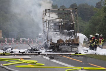 Unfall A6: Lkw geht auf Autobahn in Flammen auf: A6 stundenlang gesperrt