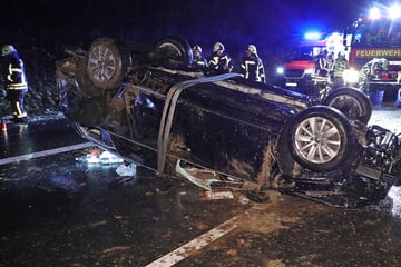 Unfall A4: Fahrer stark alkoholisiert: VW kracht auf A4 gegen Leitplanke und bleibt kopfüber liegen!