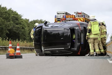 Unfall A23: Auto überschlägt sich auf der A23: Langer Stau Richtung Norden