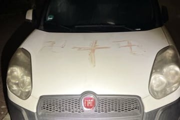 Blutige Hakenkreuze an fast 50 Autos: Polizei nimmt Mann fest