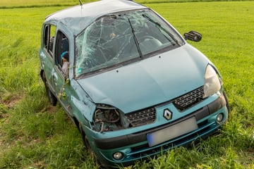 Schwerer Unfall im Erzgebirge: Renault überschlägt sich auf Landstraße