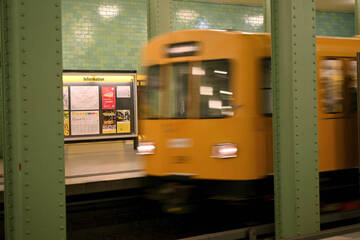 Berlin: U-Bahn fährt ab: Mann schießt in Reinickendorf auf Waggon