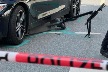 Auto erfasst E-Scooter-Fahrer: Roller unter Fahrzeug eingeklemmt