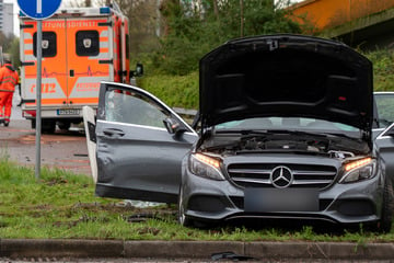Todes-Drama am Ostermontag: Rettungswagen kracht in Mercedes